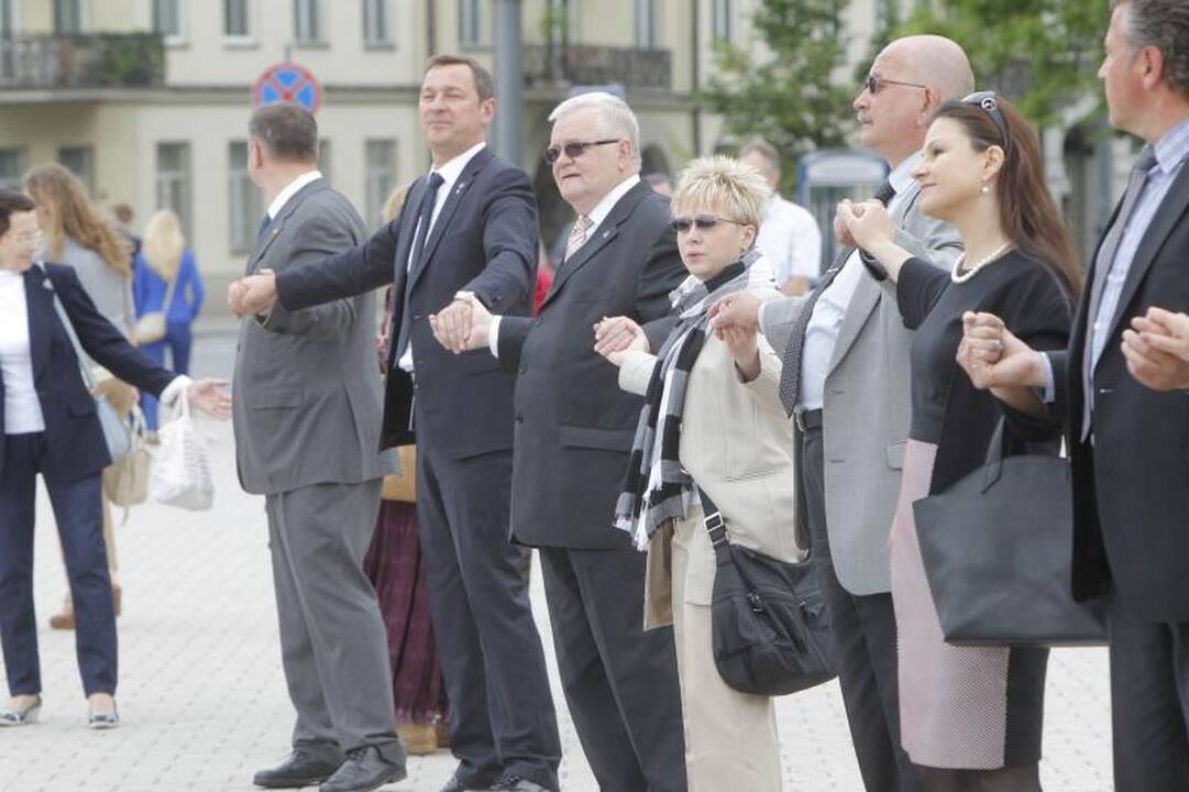 Baltijos keliui atminti sostinių vadovai įmontavo plytelę