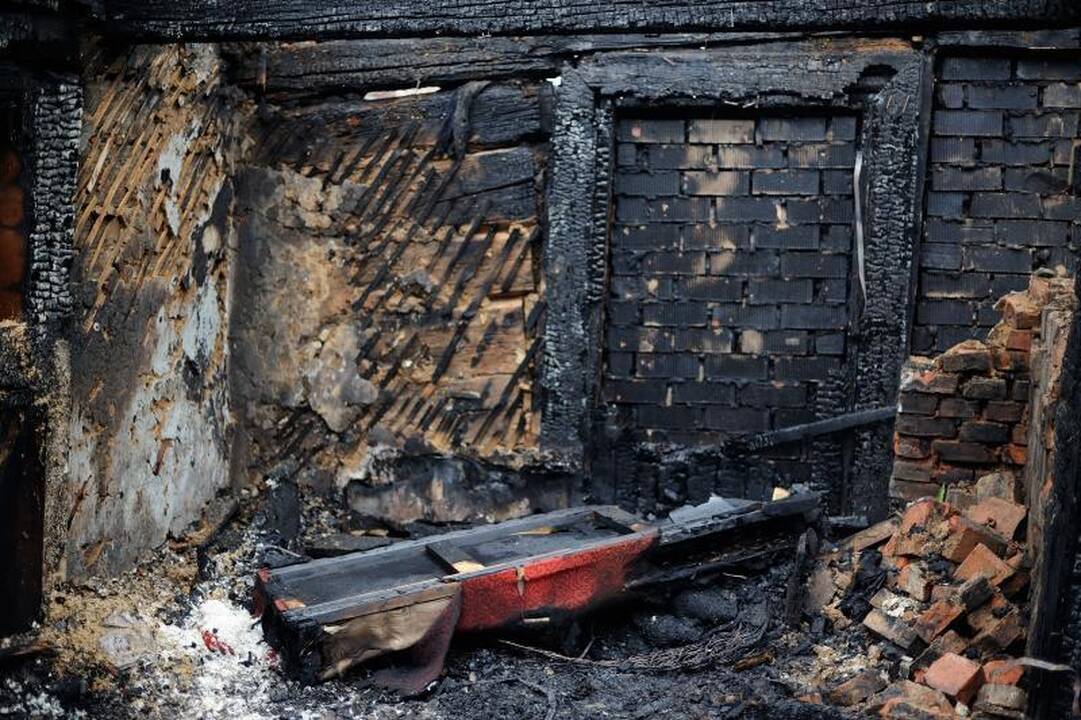 Panemunėje supleškėjo apleistas namas   