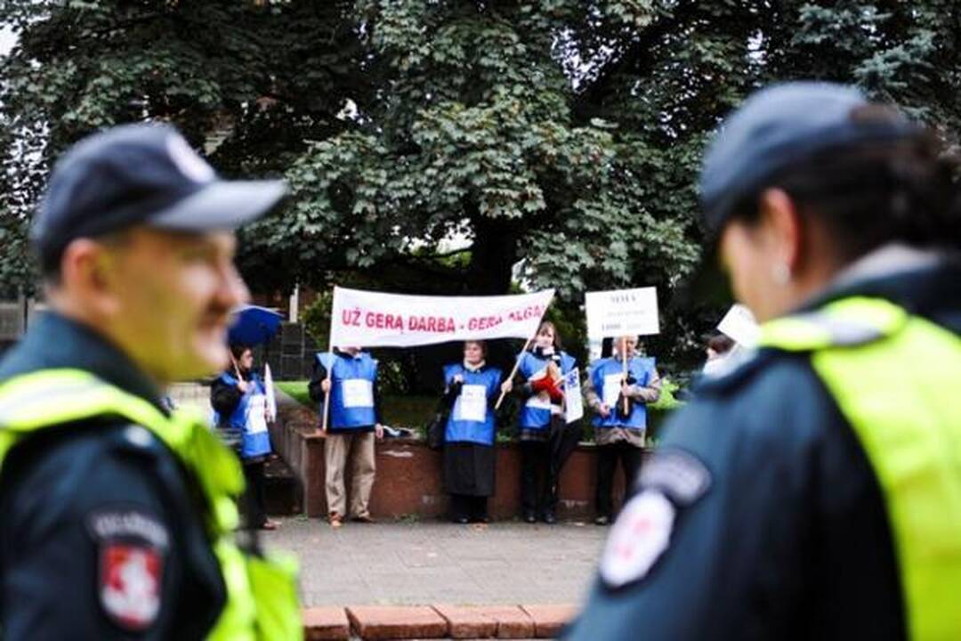 Profsąjungos pradėjo protestus prie ministerijų ir savivaldybių (papildyta)