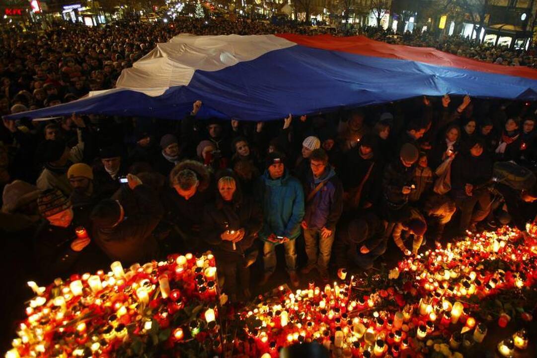 Čekijoje žmonės eina į gatves pareikšti pagarbos V.Havelui