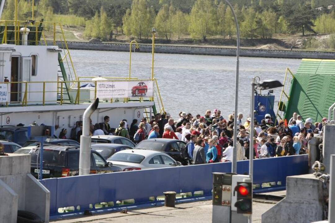 Į Smiltynę keliančiuose keltuose – apgultis