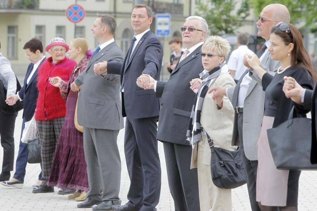Baltijos keliui atminti sostinių vadovai įmontavo plytelę