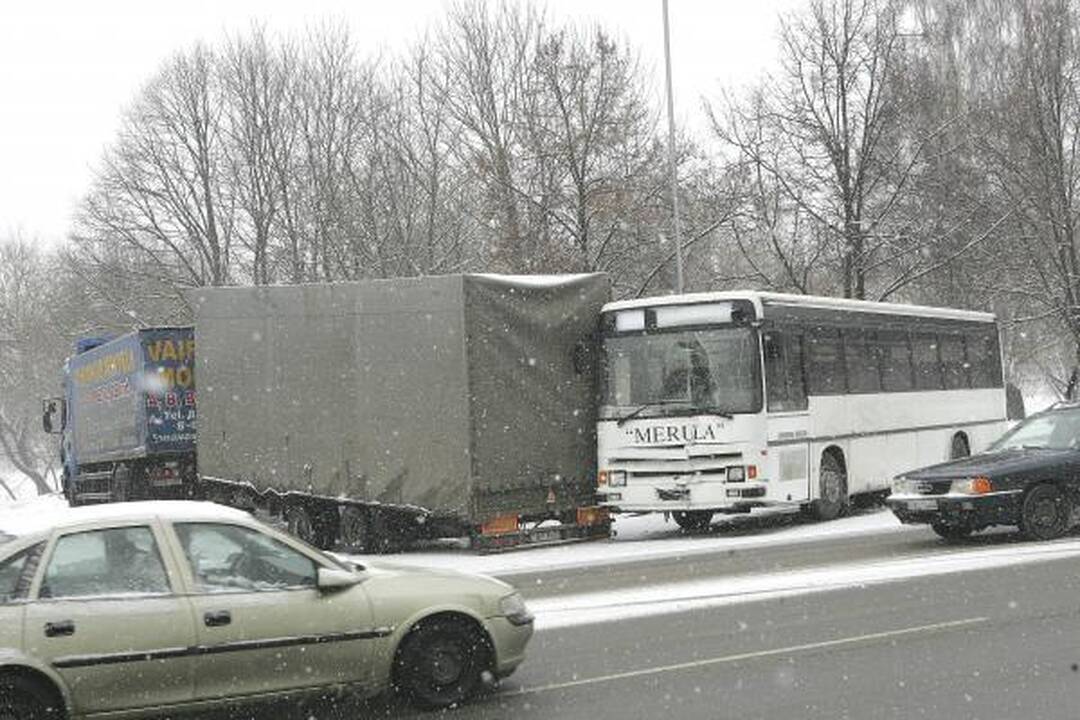 Eismo sąlygos Kaune sudėtingos, Šančiuose - mikroautobusų avarija (papildyta)