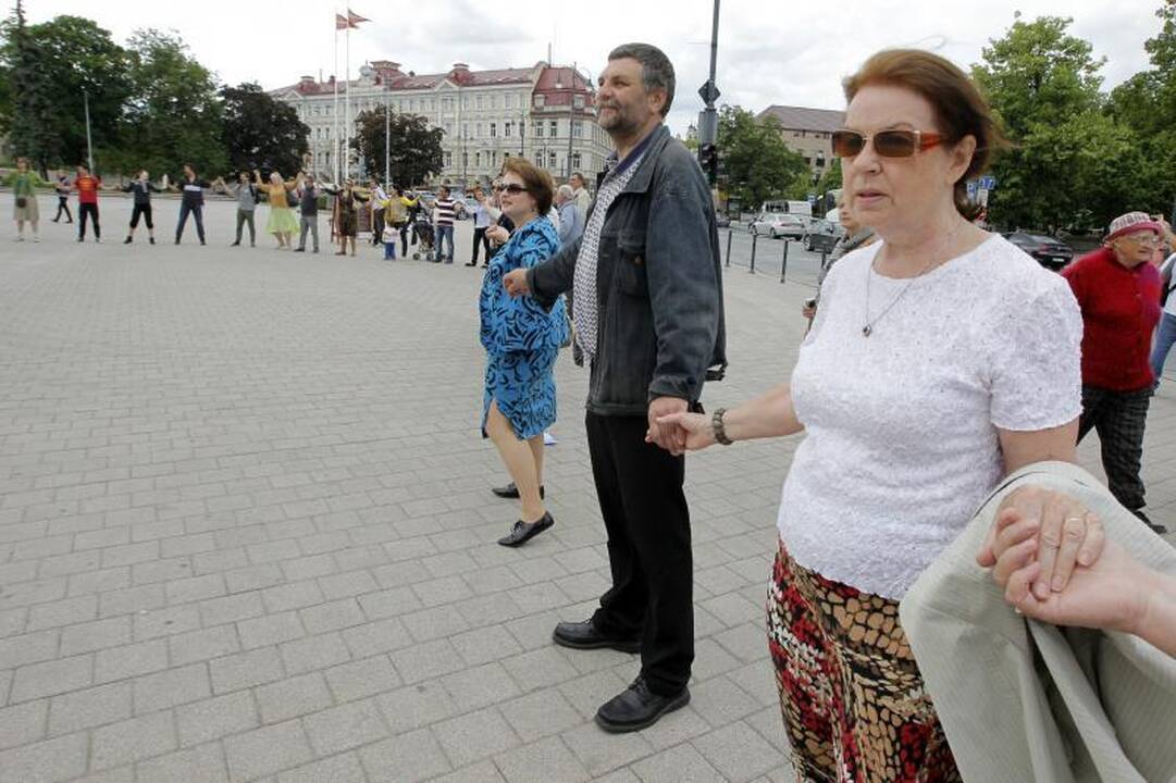Baltijos keliui atminti sostinių vadovai įmontavo plytelę