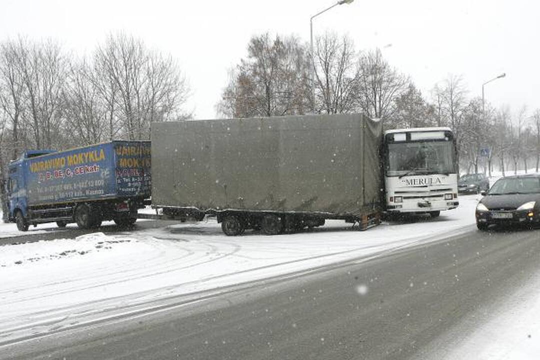 Eismo sąlygos Kaune sudėtingos, Šančiuose - mikroautobusų avarija (papildyta)