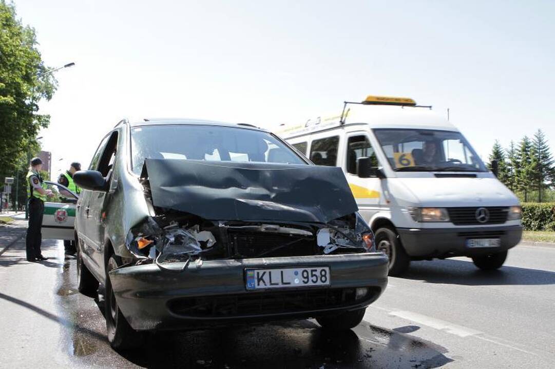 Neblaivus klaipėdietis taranavo miesto autobusą