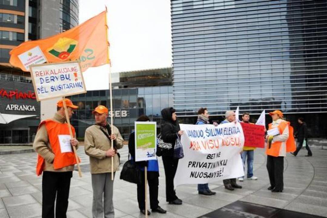 Profsąjungos pradėjo protestus prie ministerijų ir savivaldybių (papildyta)