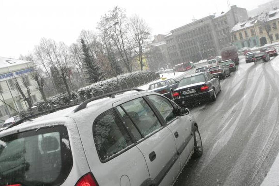 Eismo sąlygos Kaune sudėtingos, Šančiuose - mikroautobusų avarija (papildyta)