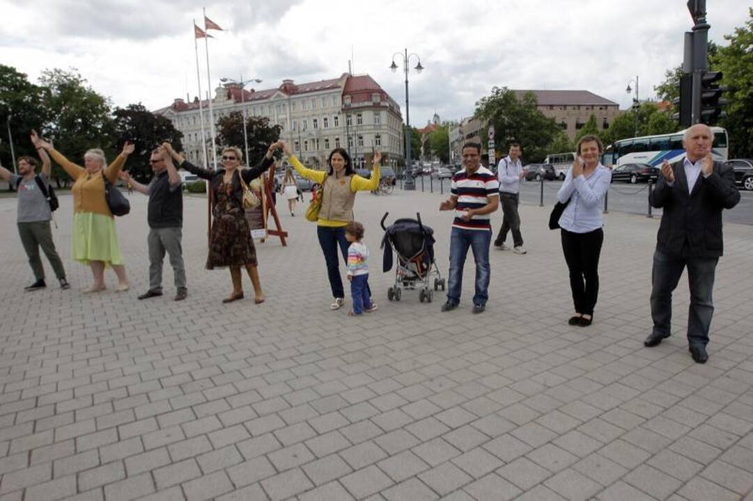 Baltijos keliui atminti sostinių vadovai įmontavo plytelę