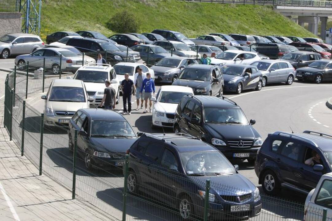 Į Smiltynę keliančiuose keltuose – apgultis