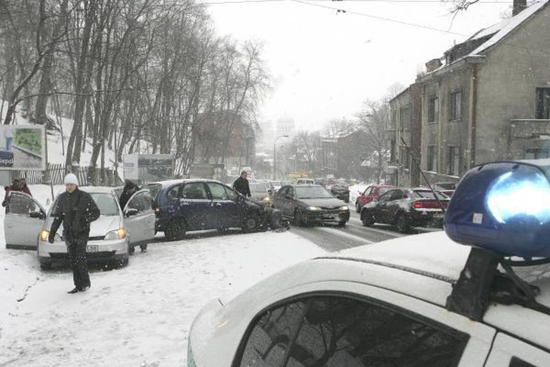 Eismo sąlygos Kaune sudėtingos, Šančiuose - mikroautobusų avarija (papildyta)