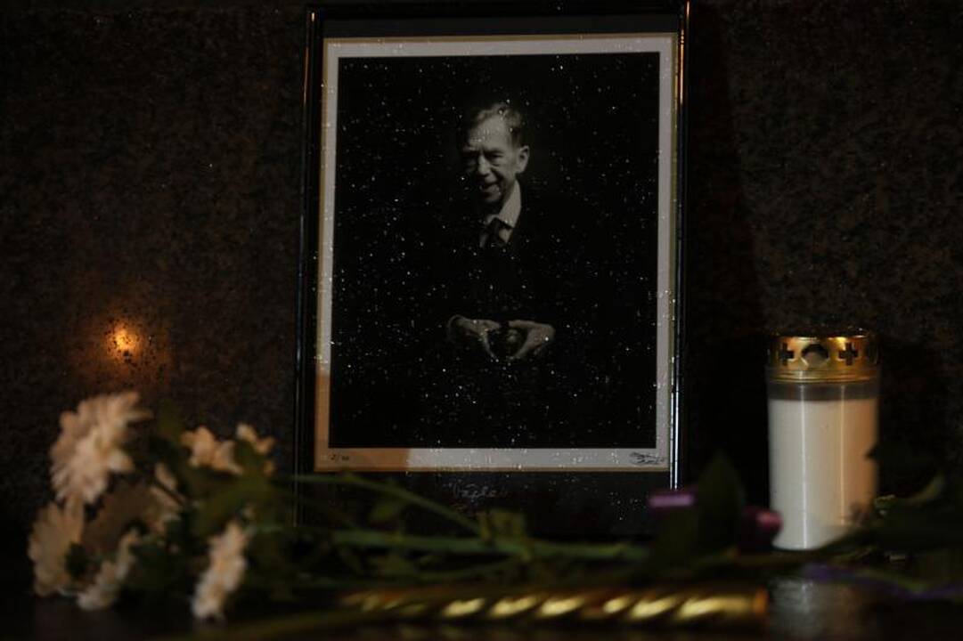 Čekijoje žmonės eina į gatves pareikšti pagarbos V.Havelui