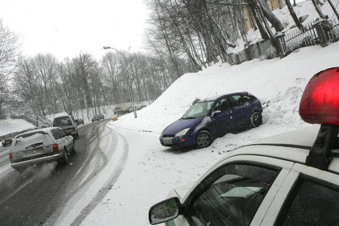 Eismo sąlygos Kaune sudėtingos, Šančiuose - mikroautobusų avarija (papildyta)