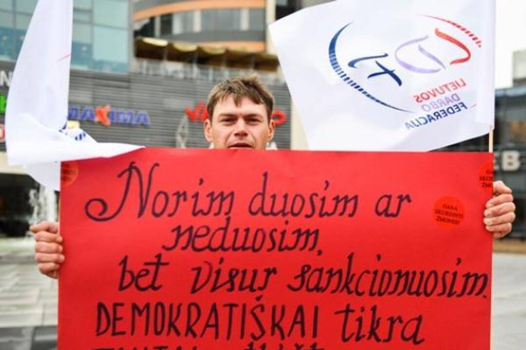 Profsąjungos pradėjo protestus prie ministerijų ir savivaldybių (papildyta)