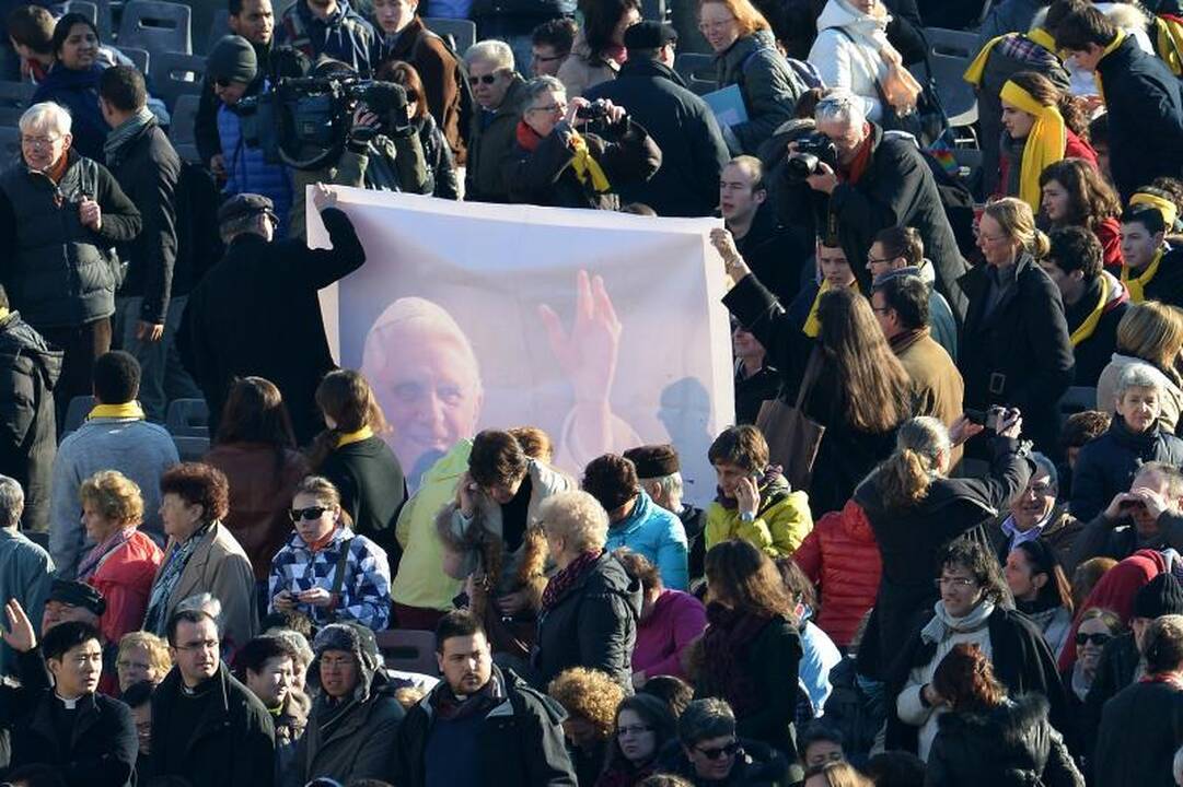 Kardinolai pradėjo ilgą naujo popiežiaus rinkimo procesą