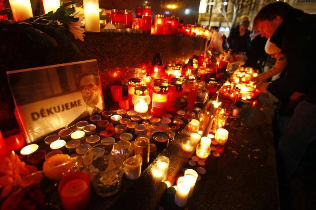Čekijoje žmonės eina į gatves pareikšti pagarbos V.Havelui