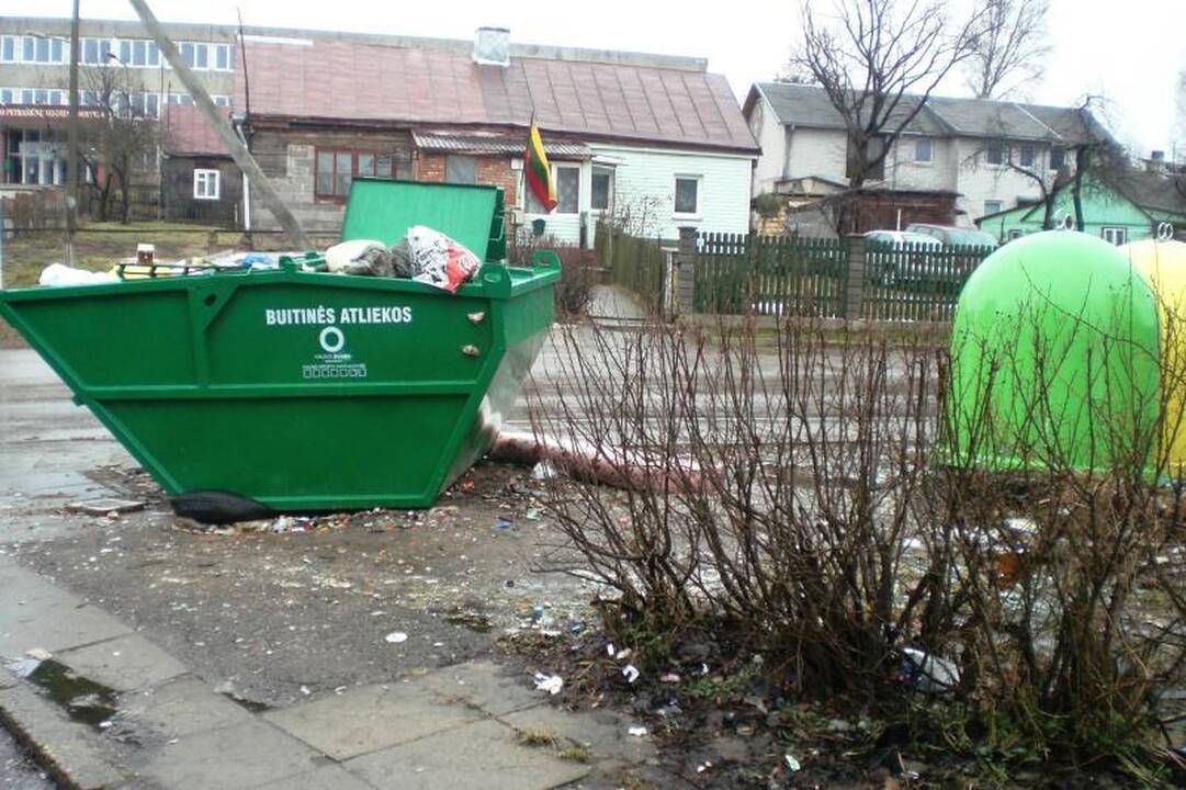 Šiukšlių konteineris gadina gyventojų nervus ir akis