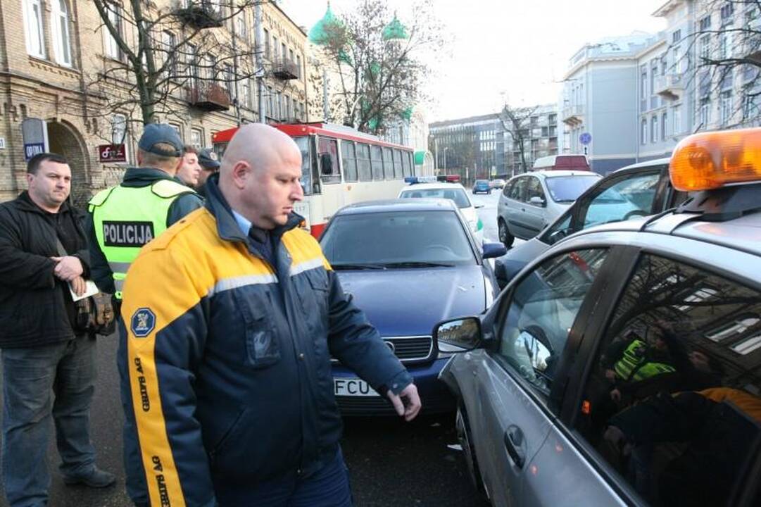 Neatidaus vairuotojo klaida: sudaužyti trys automobiliai