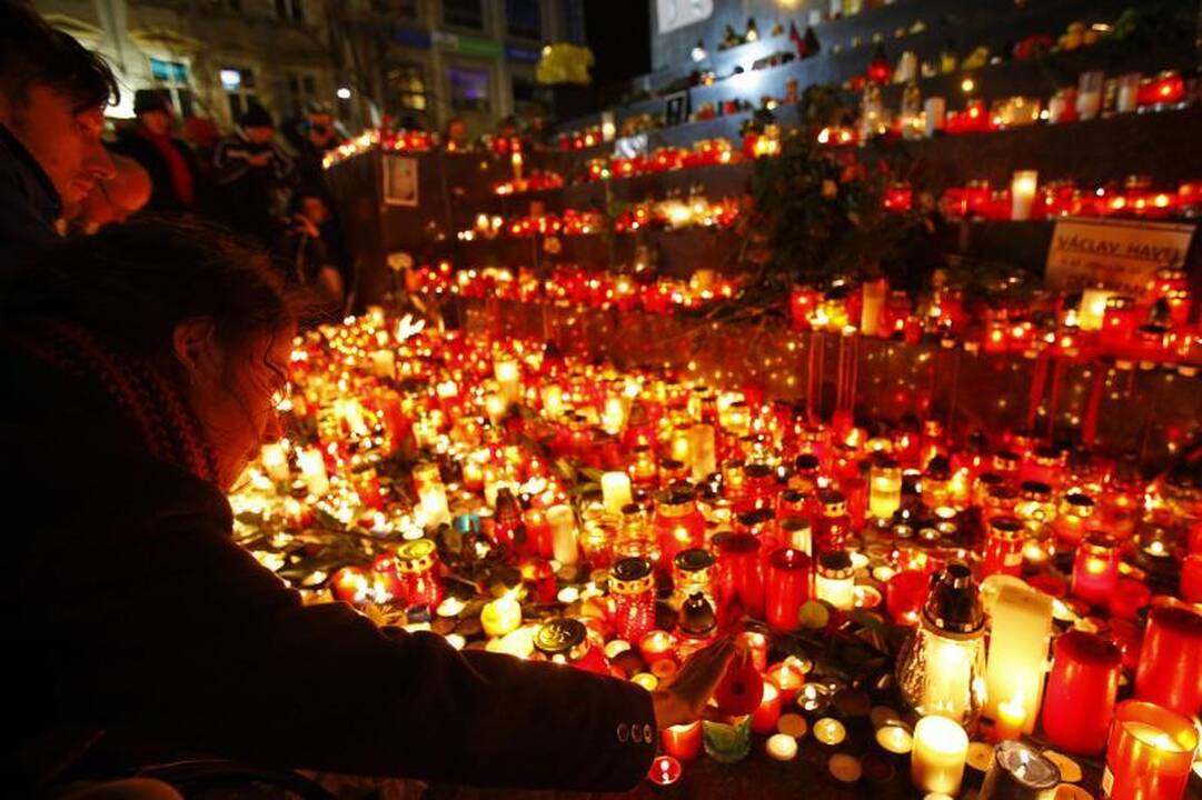 Čekijoje žmonės eina į gatves pareikšti pagarbos V.Havelui