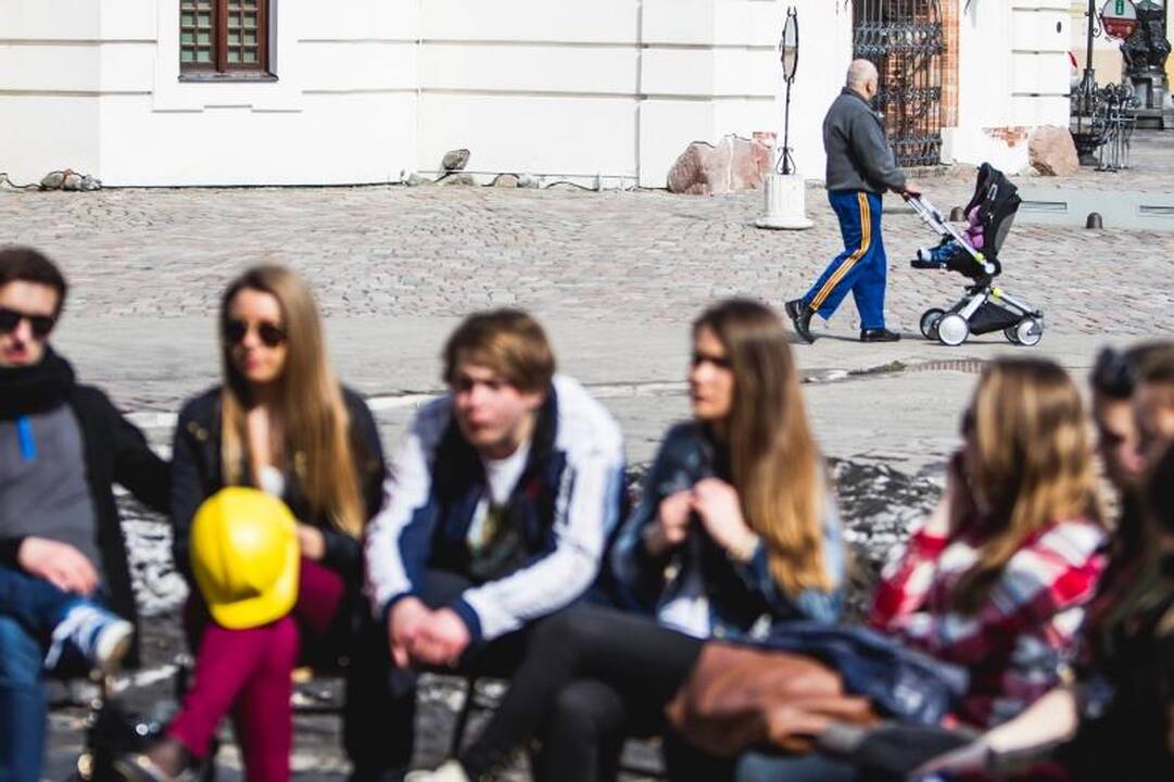 Gimnazistams pamokos vyko ir Rotušės aikštėje, ir ant tilto