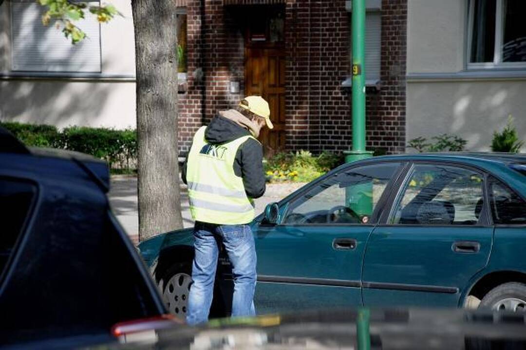 Mokestį už mašinų stovėjimą renka ir žmonės