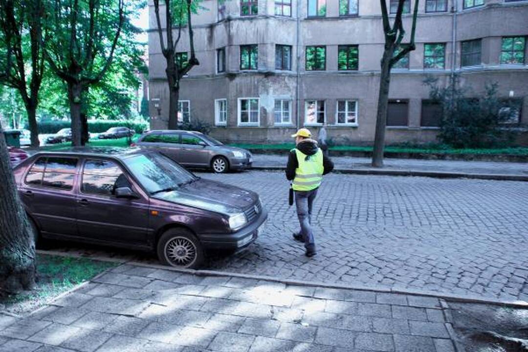 Mokestį už mašinų stovėjimą renka ir žmonės