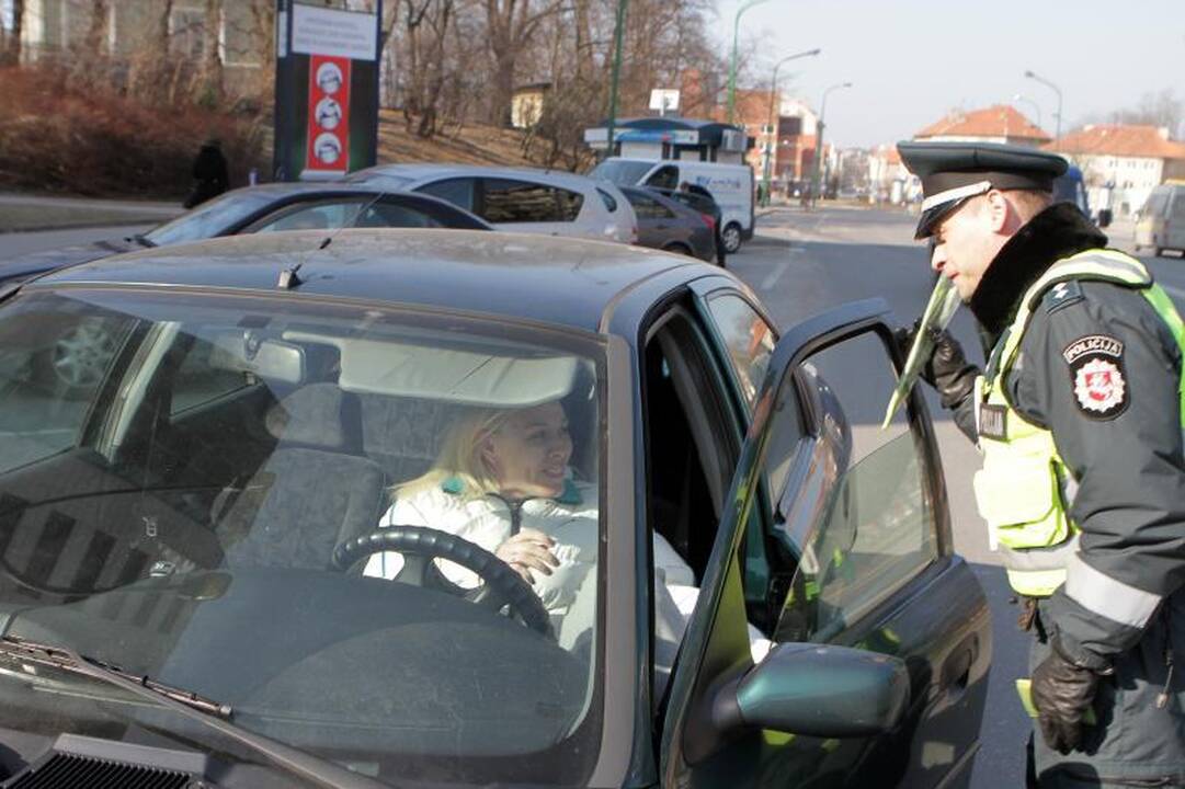 Klaipėdos kelių patruliai vairuotojas pamalonino gėlėmis