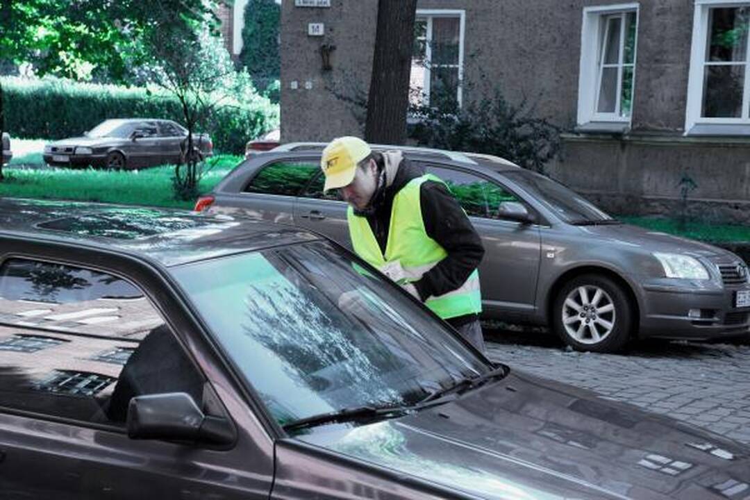 Mokestį už mašinų stovėjimą renka ir žmonės