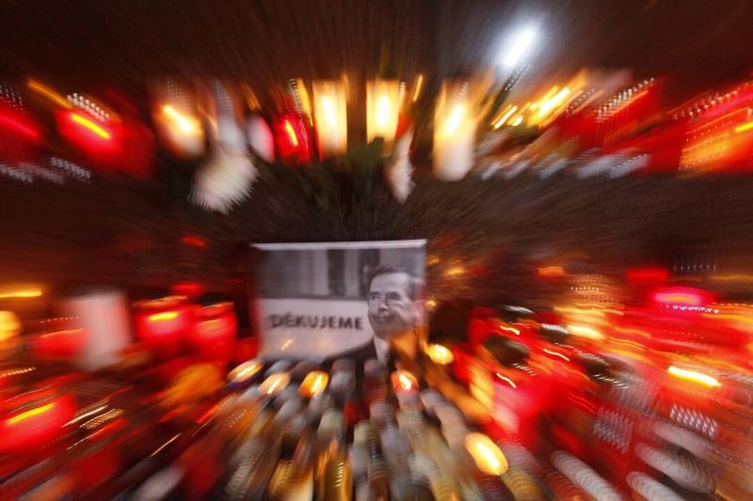 Čekijoje žmonės eina į gatves pareikšti pagarbos V.Havelui