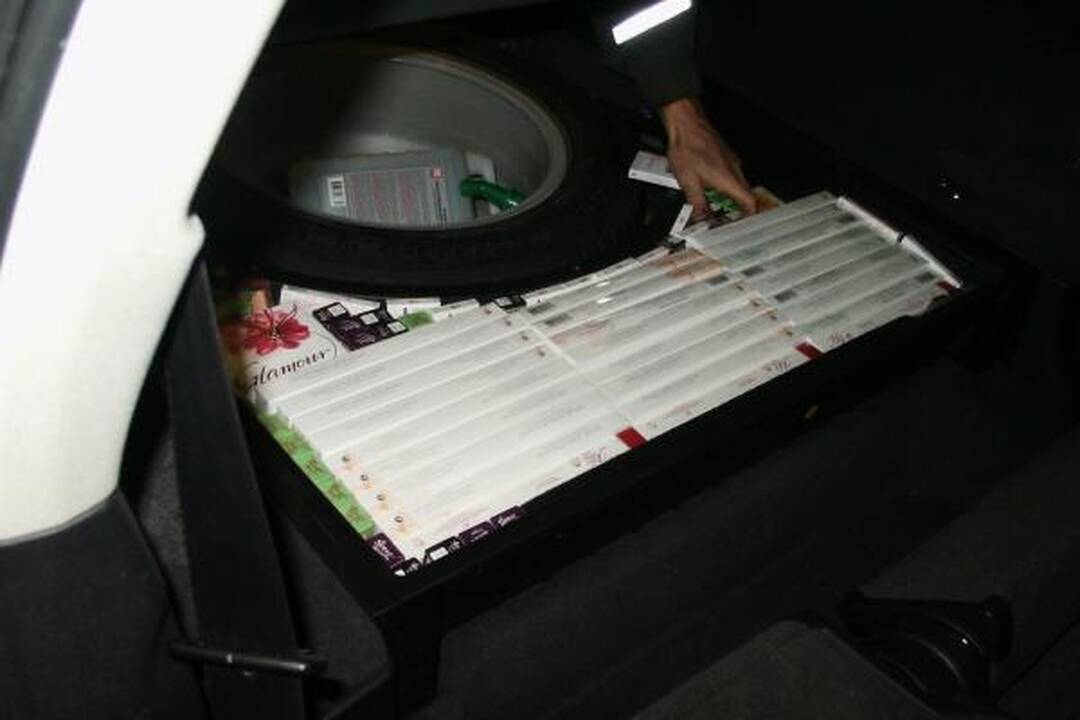 Latvijos piliečių automobiliuose – kontrabandinės cigaretės