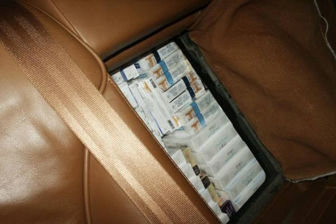 Latvijos piliečių automobiliuose – kontrabandinės cigaretės