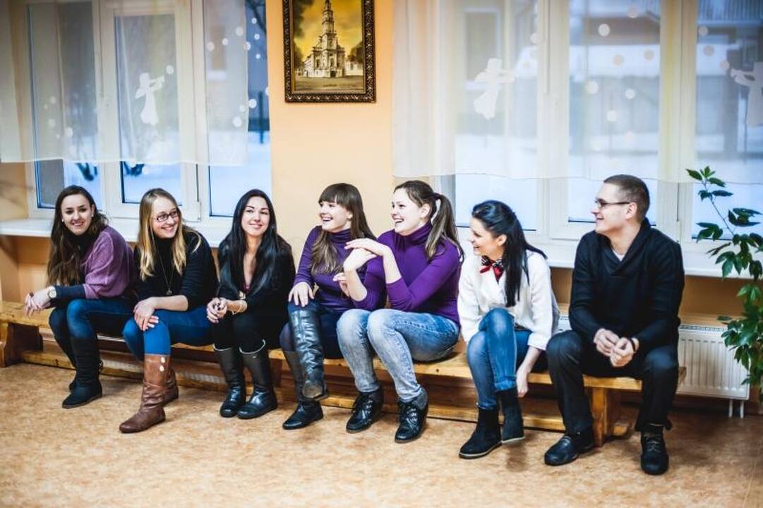 Studentai globos namų vaikams dovanojo širdies šilumą
