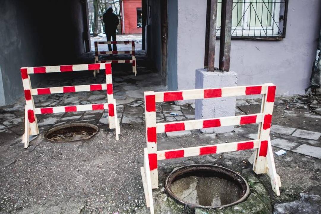 Vilniaus gatvėje – pavojingų kliūčių ruožas: dingo 5 šulinių dangčiai