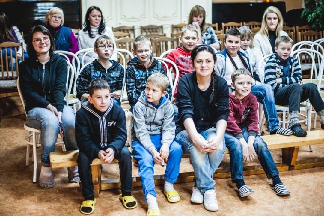 Studentai globos namų vaikams dovanojo širdies šilumą