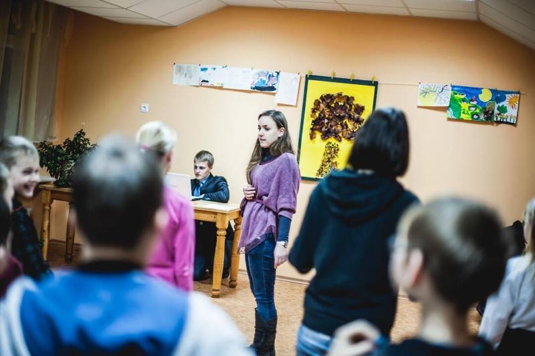 Studentai globos namų vaikams dovanojo širdies šilumą
