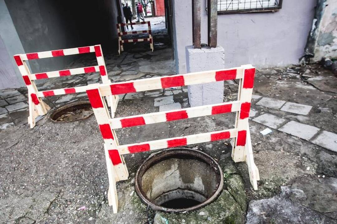 Vilniaus gatvėje – pavojingų kliūčių ruožas: dingo 5 šulinių dangčiai