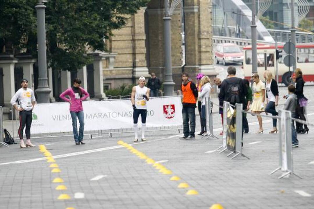 Bėgime su aukštakulniais nugalėjo vaikinas