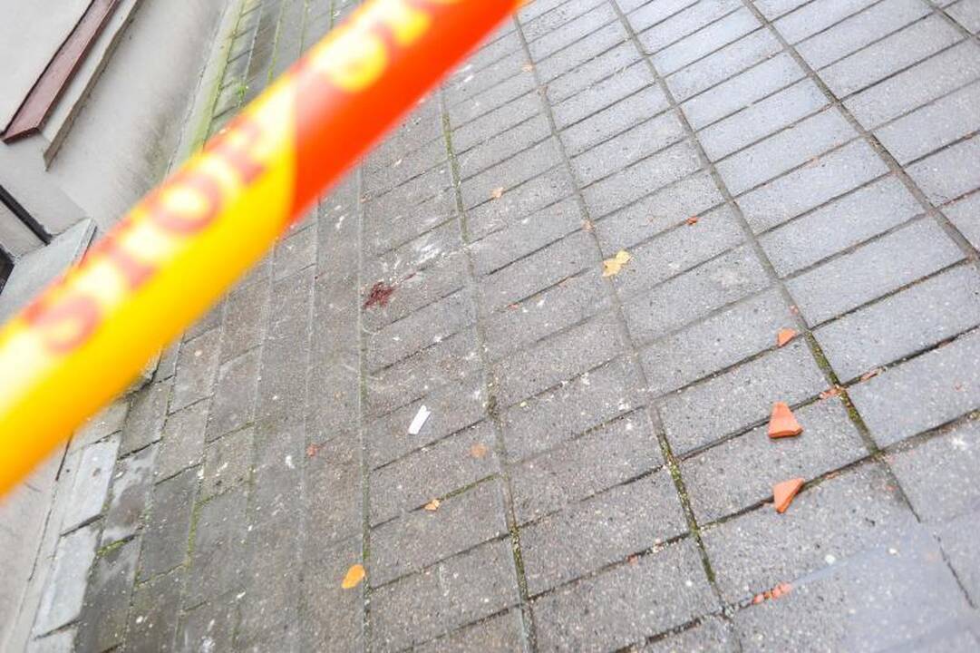 Vilniaus gatvėje nuo stogo kritusi čerpė prakirto paauglės galvą