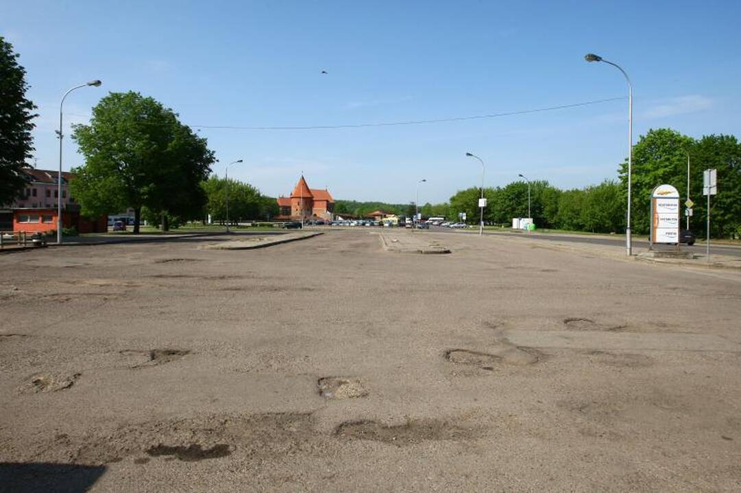 Turistų autobusams prie Kauno pilies nebeliko vietos