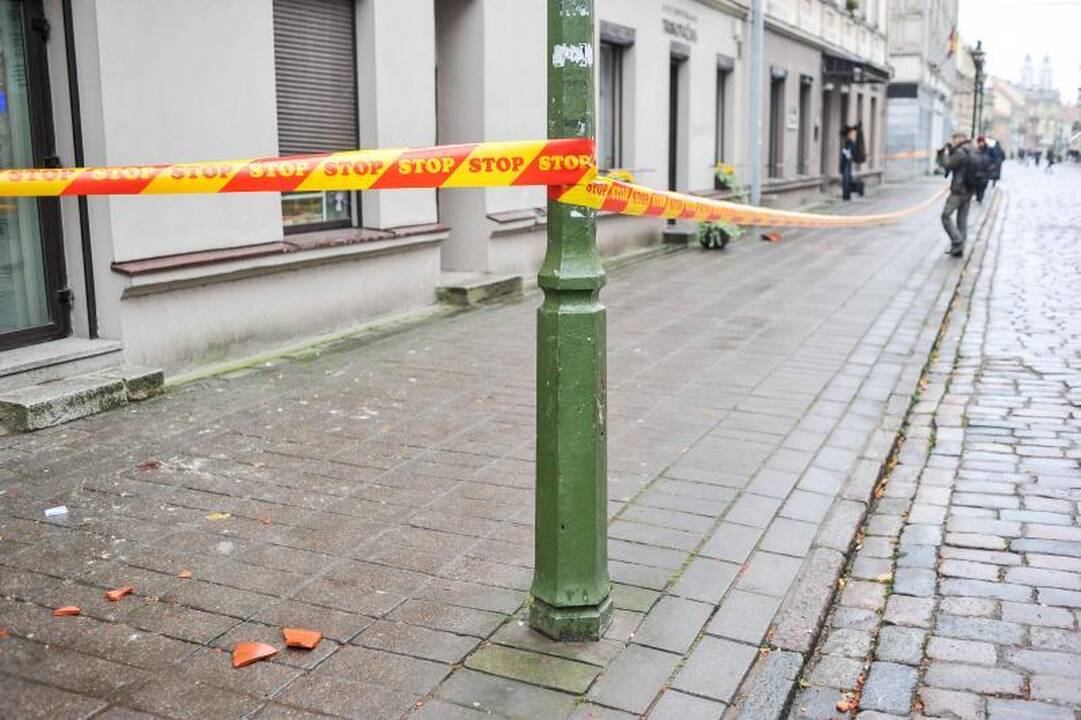 Vilniaus gatvėje nuo stogo kritusi čerpė prakirto paauglės galvą