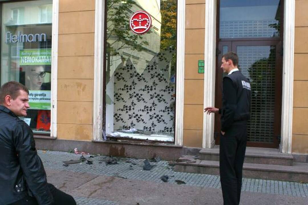 Klaipėdoje mašina įvažiavo į parduotuvę