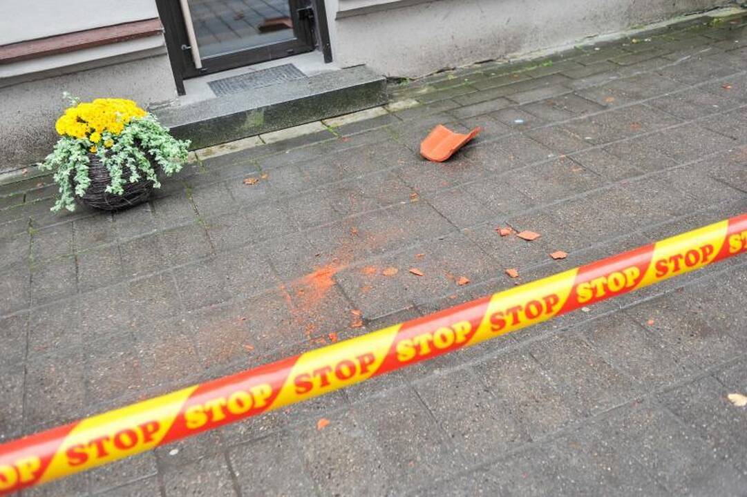 Vilniaus gatvėje nuo stogo kritusi čerpė prakirto paauglės galvą