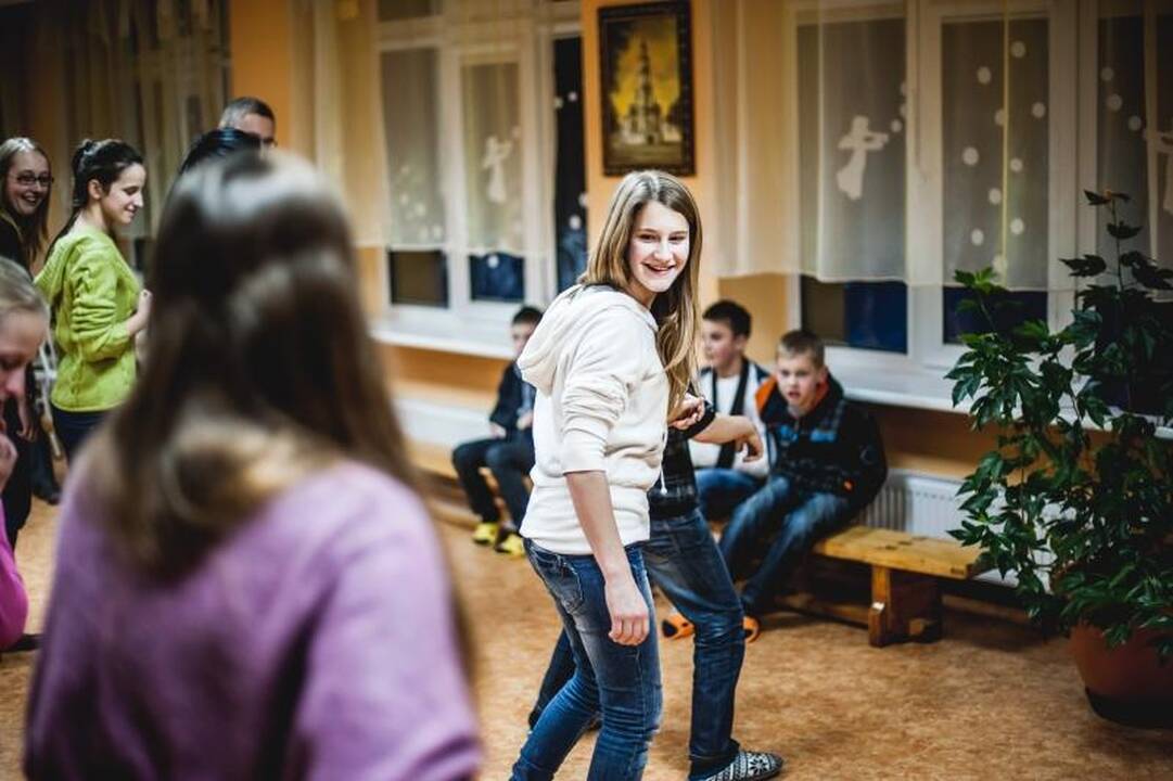 Studentai globos namų vaikams dovanojo širdies šilumą