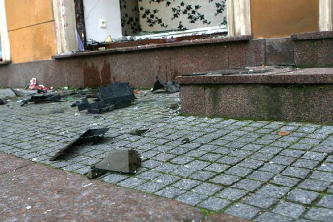 Klaipėdoje mašina įvažiavo į parduotuvę