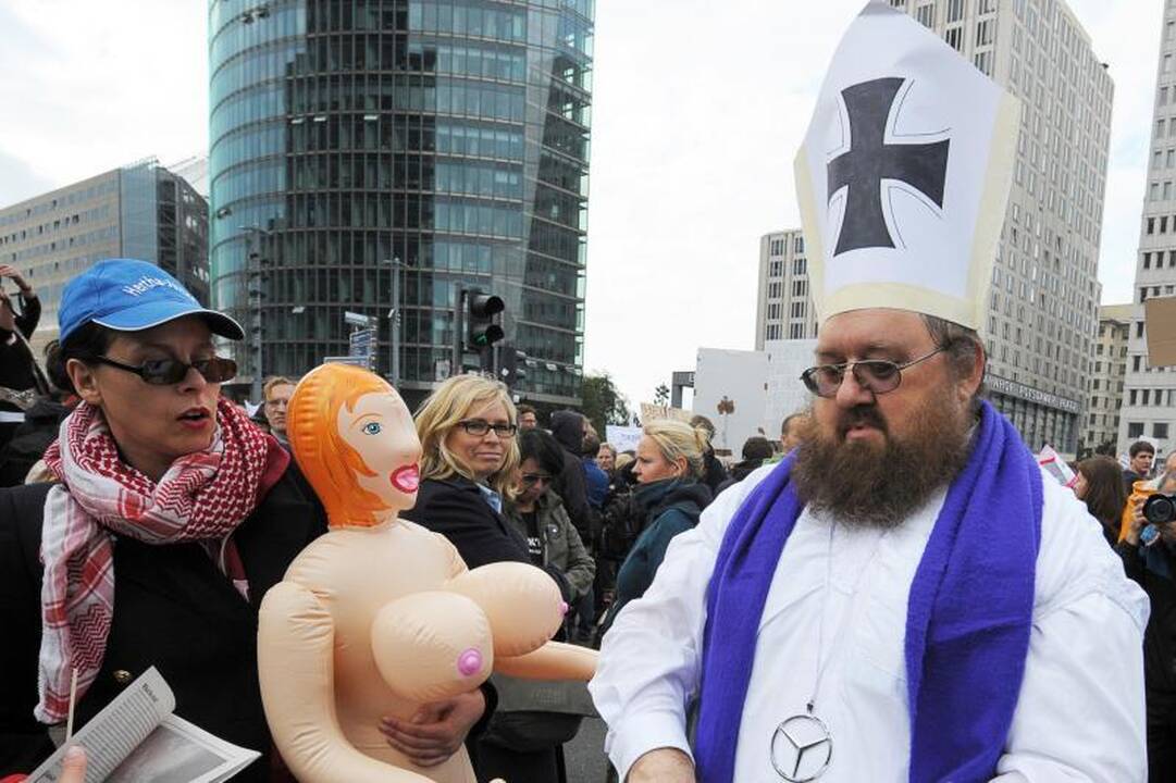 Gimtoji Vokietija popiežių pasitiko protestu