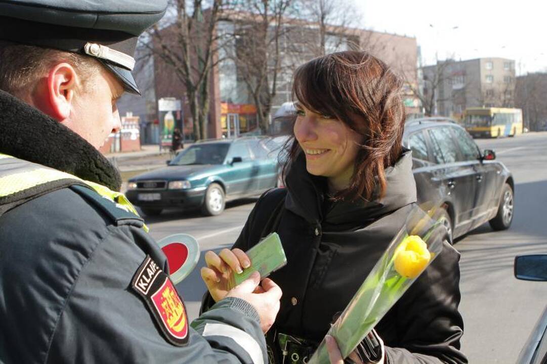 Klaipėdos kelių patruliai vairuotojas pamalonino gėlėmis