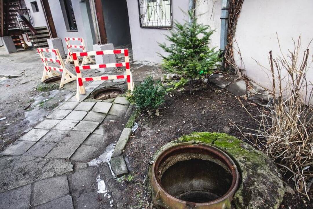 Vilniaus gatvėje – pavojingų kliūčių ruožas: dingo 5 šulinių dangčiai