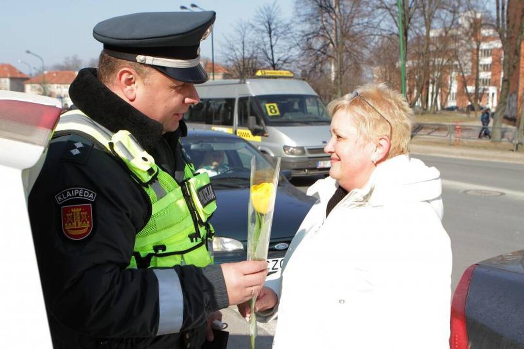 Klaipėdos kelių patruliai vairuotojas pamalonino gėlėmis