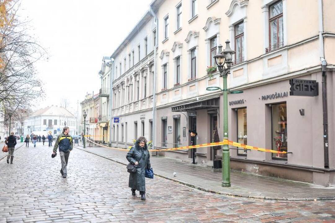 Vilniaus gatvėje nuo stogo kritusi čerpė prakirto paauglės galvą