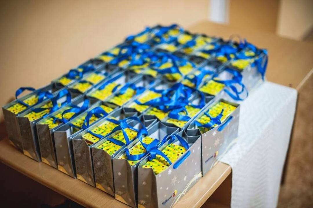 Studentai globos namų vaikams dovanojo širdies šilumą